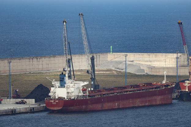Un juez interviene un buque cargado con carbón de NMR por el impago de una deuda