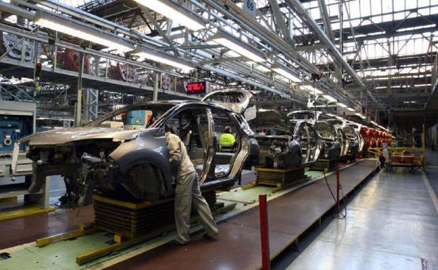 La producción de vehículos cae un 13,3% por la escasa demanda en España y Europa