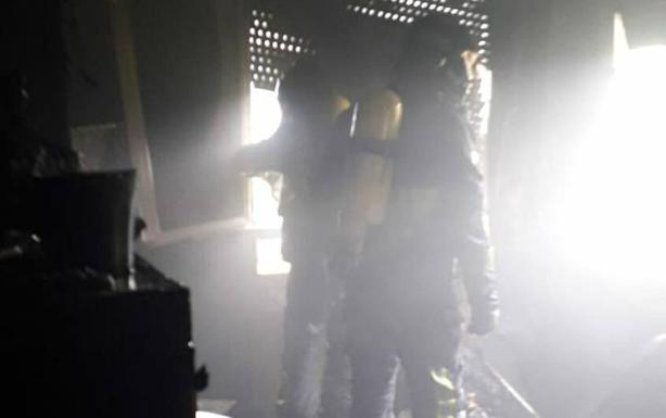Sofocan un incendio en el interior de una vivienda en Salas