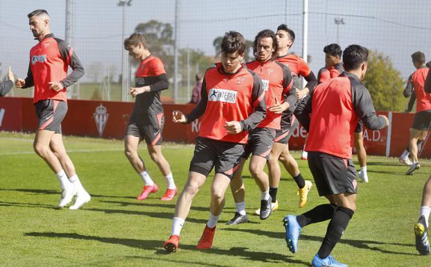 Víctor Campuzano, única baja en el Sporting para la visita a Zaragoza