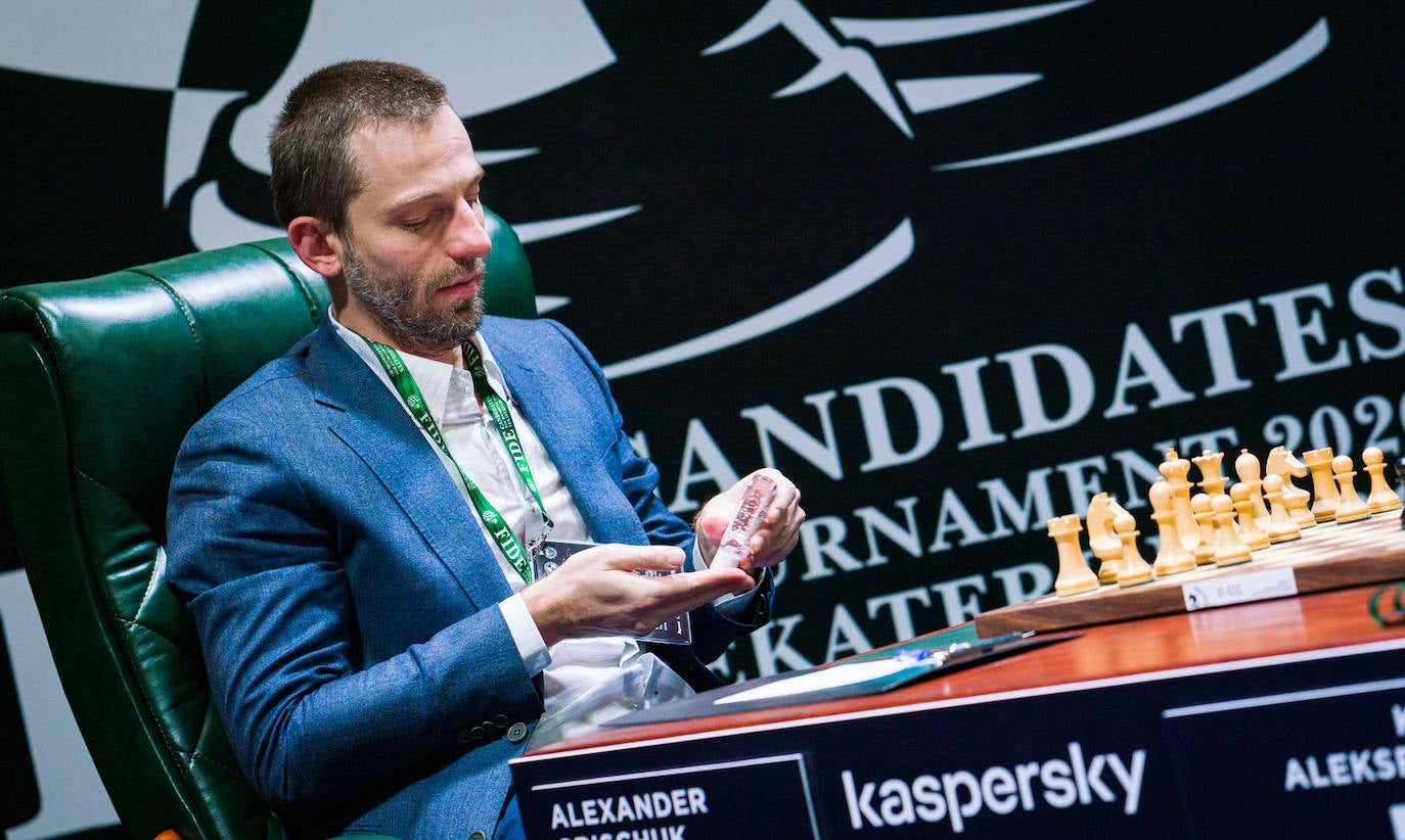 Nepómniachtchi es un poco más líder