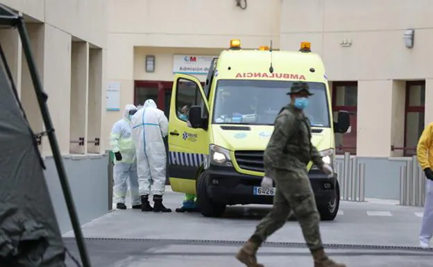 Un militar fallece en Navarra tras ser vacunado con AstraZeneca El cabo sufrió trombosis de senos cerebrales con trombocitopenia y hemorragia cerebral, los síntomas asociados en casos inusuales a esta fórmula Militar2-koVF-U140151165071VrF-624x385@RC