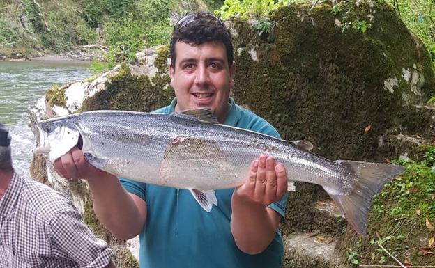 El Narcea y el Cares dan los únicos salmones del día