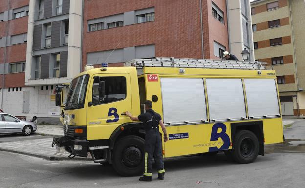 Rescatan a un perro en un incendio en Blimea