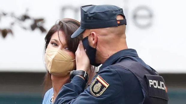 El apasionado beso de Sonia Ferrer con su novio policía que arrasa en las redes
