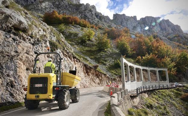 Cortes desde el martes en la carretera de Sotres por la instalación de viseras antialudes