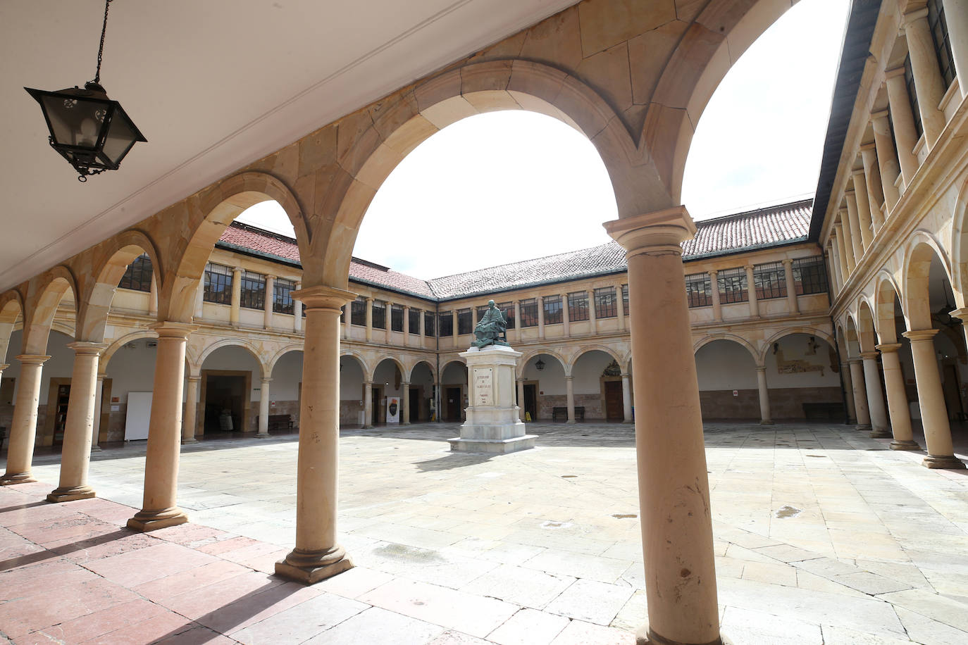 Estudiar en la Universidad de Oviedo cuesta casi la mitad que en Madrid