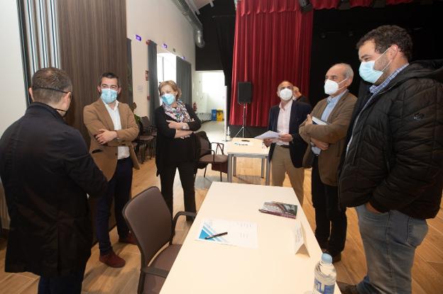 Alcaldes y agentes sociales de la comarca urgen convocar la Mesa del Aluminio en un mes