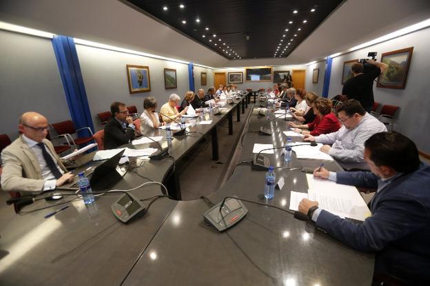 El área metropolitana suma dos años parada mientras resurgen los localismos