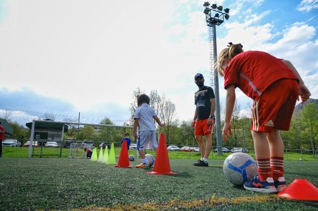 El fútbol engancha entre los niños de Parres tras liberarse de la presión de ganar