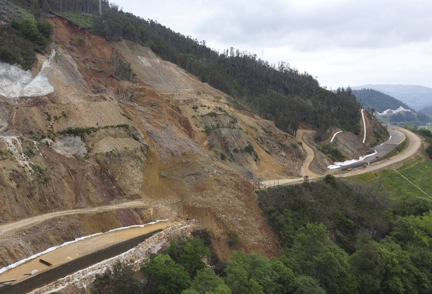 El Suroccidente y los empresarios claman contra Fomento: «La alternativa al argayo es abusiva»