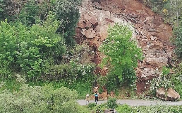 Cae un argayo en el acceso a Llamas de Ambasaguas, en Cangas del Narcea