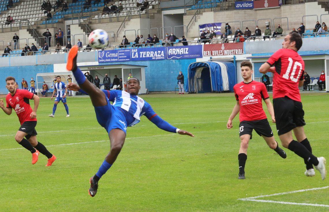 El Avilés sufre un batacazo ante el Llanes