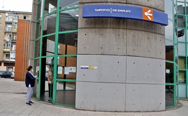 La tercera ola destruye en Asturias 400 empleos y el paro sube en 3.000 personas