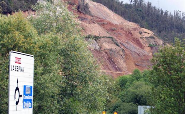 La Delegación del Gobierno advierte: «Hasta que no haya un diagnóstico irrefutable sobre el argayo de Salas, no habrá calzada temporal»