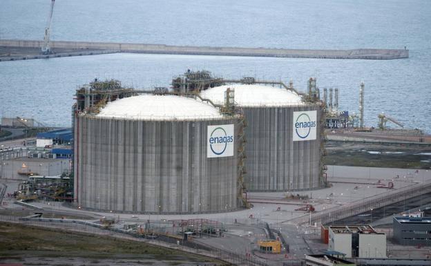 Transición Ecológica desbloquea la explotación de la regasificadora de Gijón
