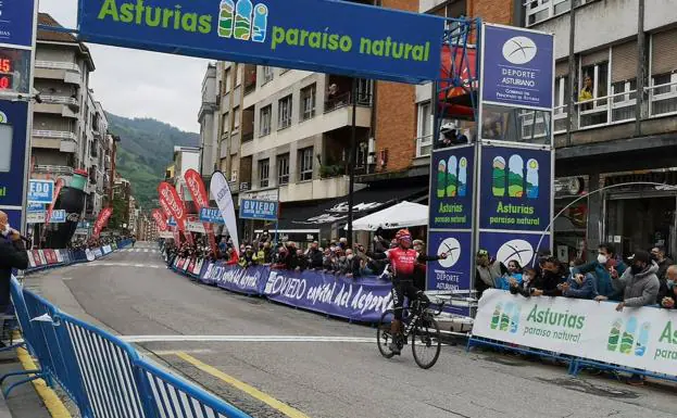 Nairo Quintana vence y se viste de líder en la Vuelta a Asturias