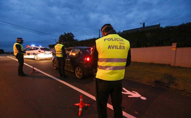 El consumo de alcohol y drogas al volante provoca tres accidentes de tráfico durante el fin de semana en Avilés