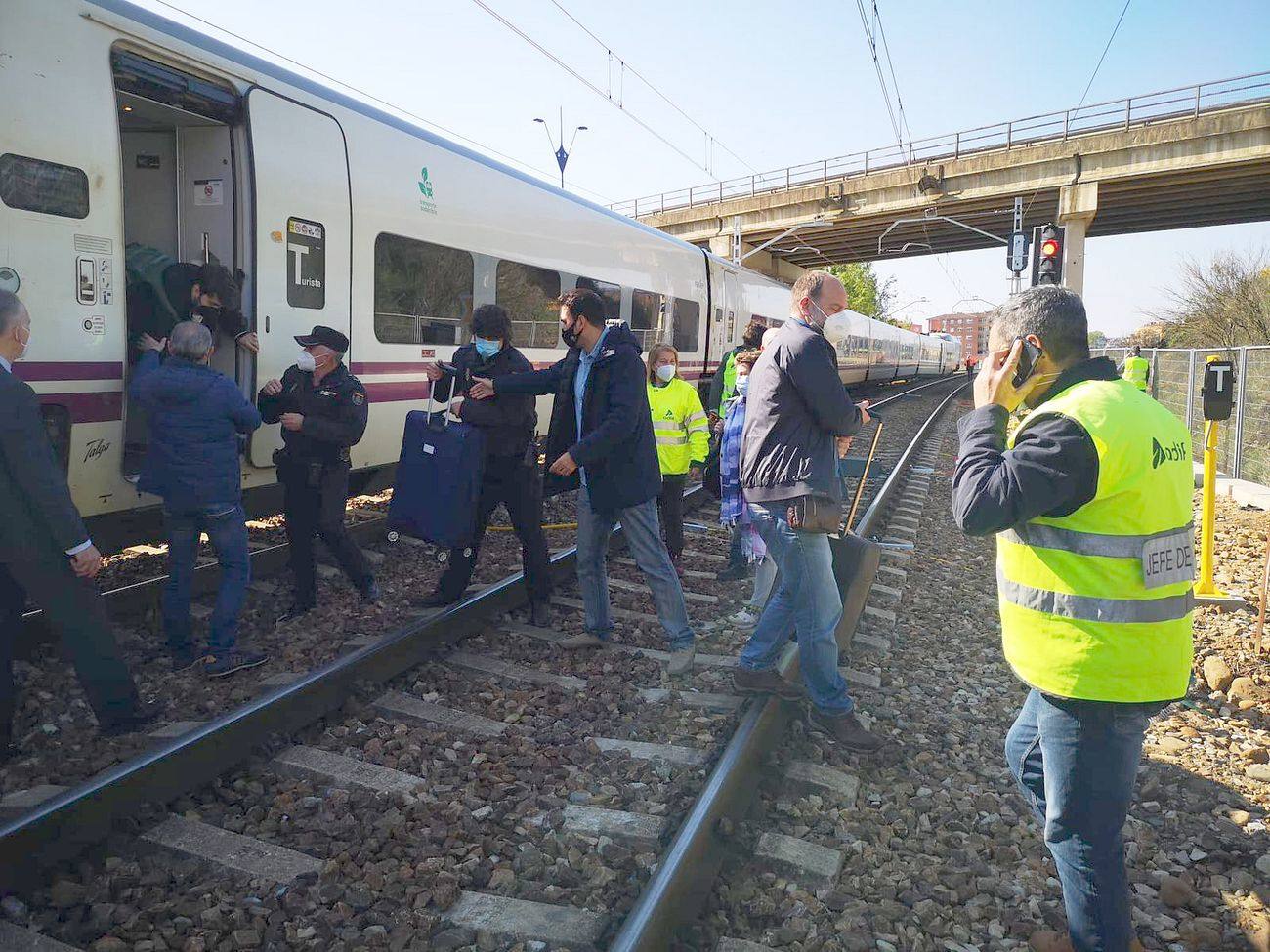 Odisea ferroviaria: el autobús que rescató a los viajeros del tren descarrilado se averió a los 200 metros