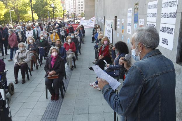 «Solo al 30% se le ve en consulta, es una situación caótica», se quejan los vecinos