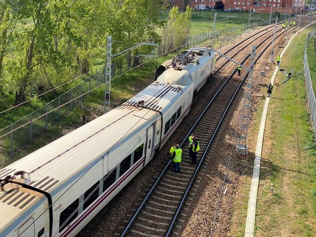 Odisea ferroviaria: el autobús que rescató a los viajeros del tren descarrilado se averió a los 200 metros