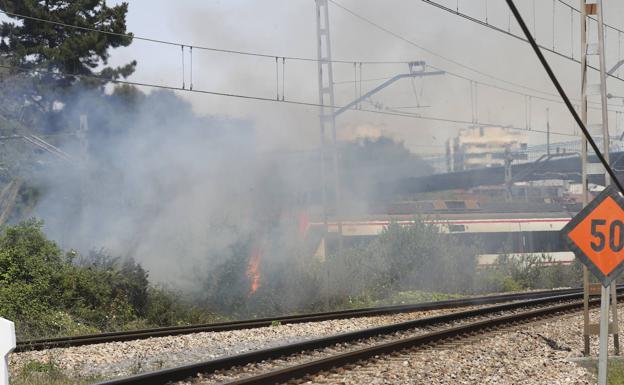 Incendio junto a las vías del tren en Gijón