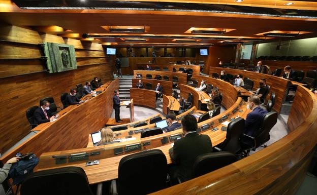 La Junta implanta el uso del asturiano con lío político y amenaza de más pleitos