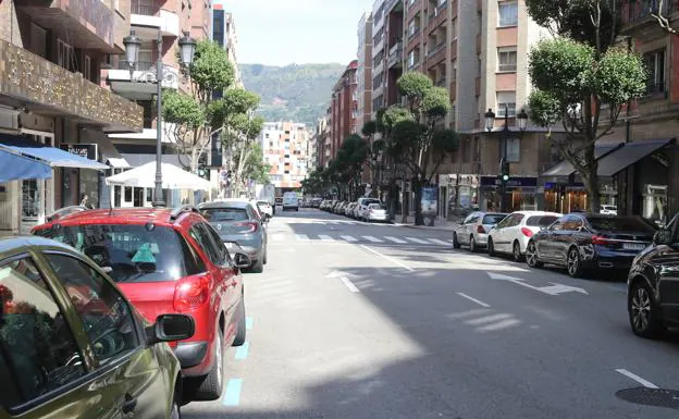 Herida una mujer en Oviedo tras el frenazo de un autobús por un coche en doble fila