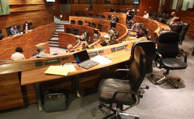 La consejera de Cultura estrena en la Junta las comparecencias en asturiano y Vox se ausenta del pleno