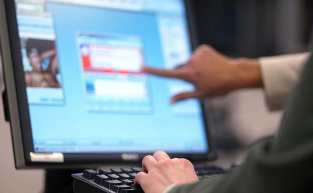 La justicia prohíbe las actividades con menores a un párroco que guardaba pornografía infantil en su ordenador