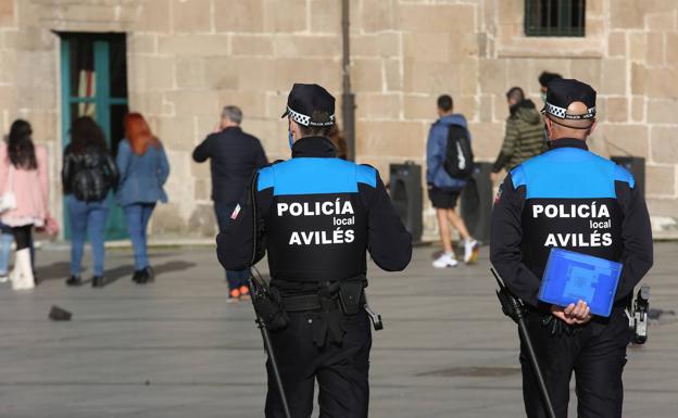Detenido en Avilés tras robar en un supermercado y llevar encima varias carteras que no eran suyas
