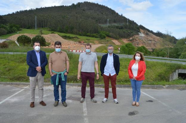 Salas pide a Barbón «que venga a ver el argayo y se lo explique a los vecinos»