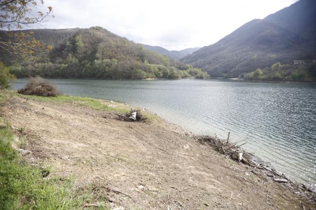 La Federación de Piragüismo guiará el proyecto para impulsar el embalse de Tanes