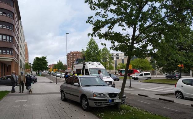 Herido al chocar contra un árbol un conductor de 80 años en Gijón