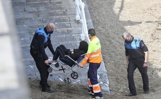 Una mujer resulta herida al caer por la escalera 23 de la playa de San Lorenzo
