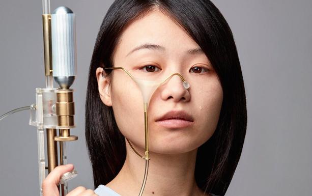 Una estudiante de diseño crea la pistola más original: convierte las lágrimas en proyectiles