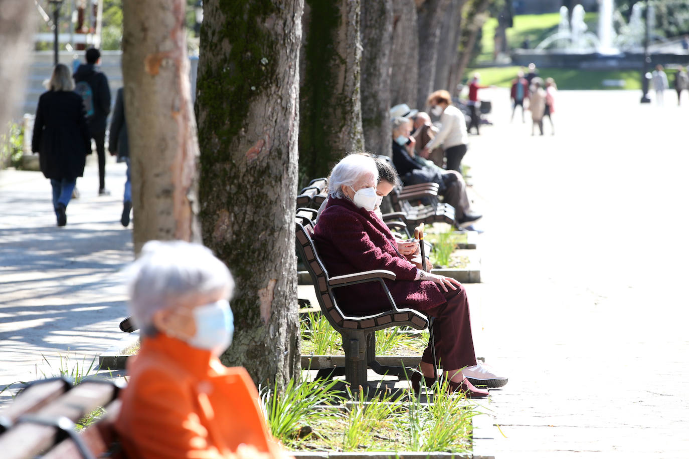 La OCU pide a los Gobiernos que no sea obligatorio el uso constante de la mascarilla al aire libre