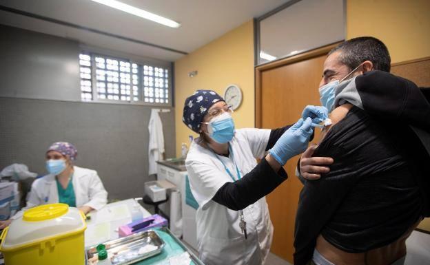 Salud empezará este sábado a vacunar a los asturianos de 59 y 58 años en Gijón y Oviedo