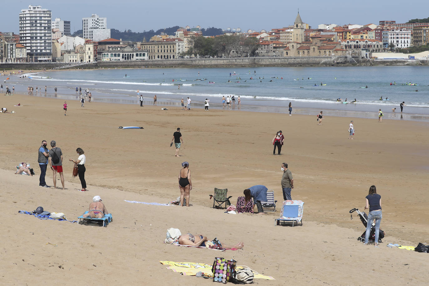 Asturias despide el estado de alarma con una jornada de playa y terraceo