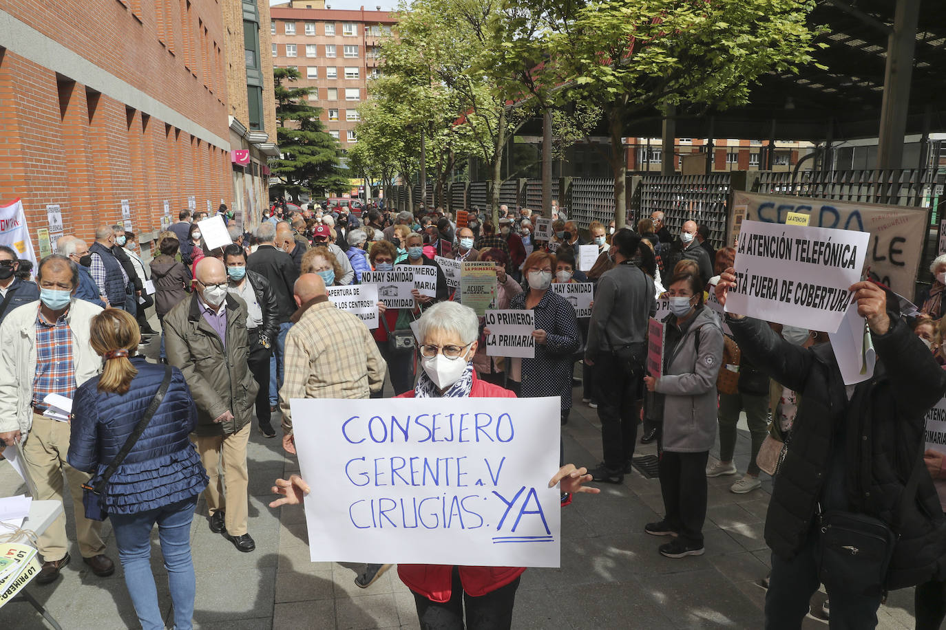 Concentración en Gijón por la atención médica presencial