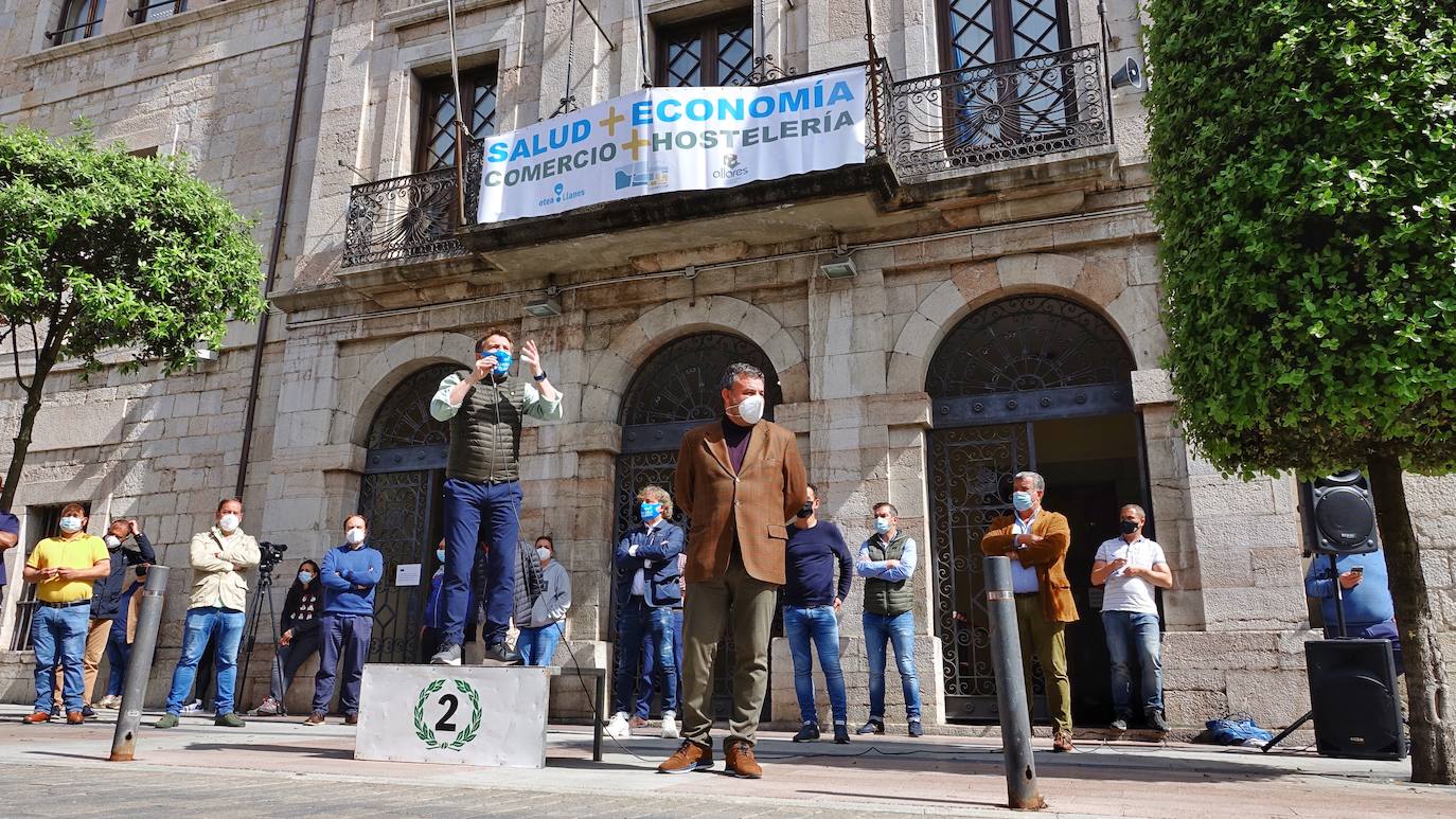 Protesta en Llanes en defensa del sector turístico de Asturias