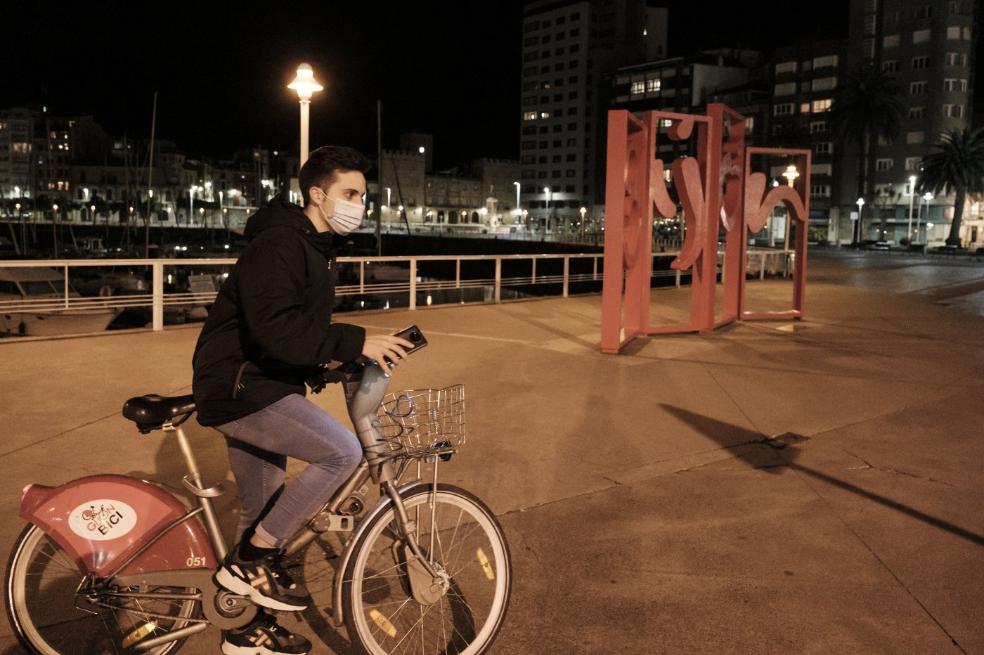 La Policía disuelve las concentraciones de jóvenes en diversos puntos de Asturias e impone sanciones