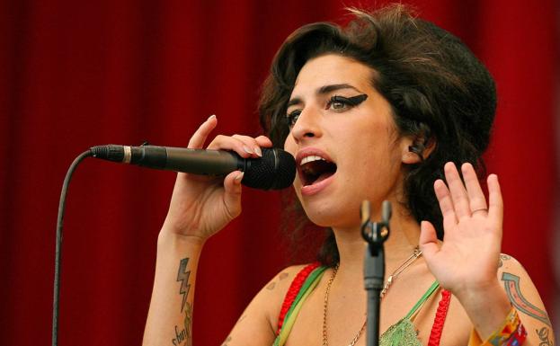 A subasta los objetos favoritos de Amy Winehouse