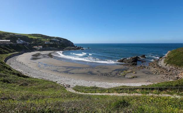 Asturias lucirá 14 banderas azules en sus playas este verano