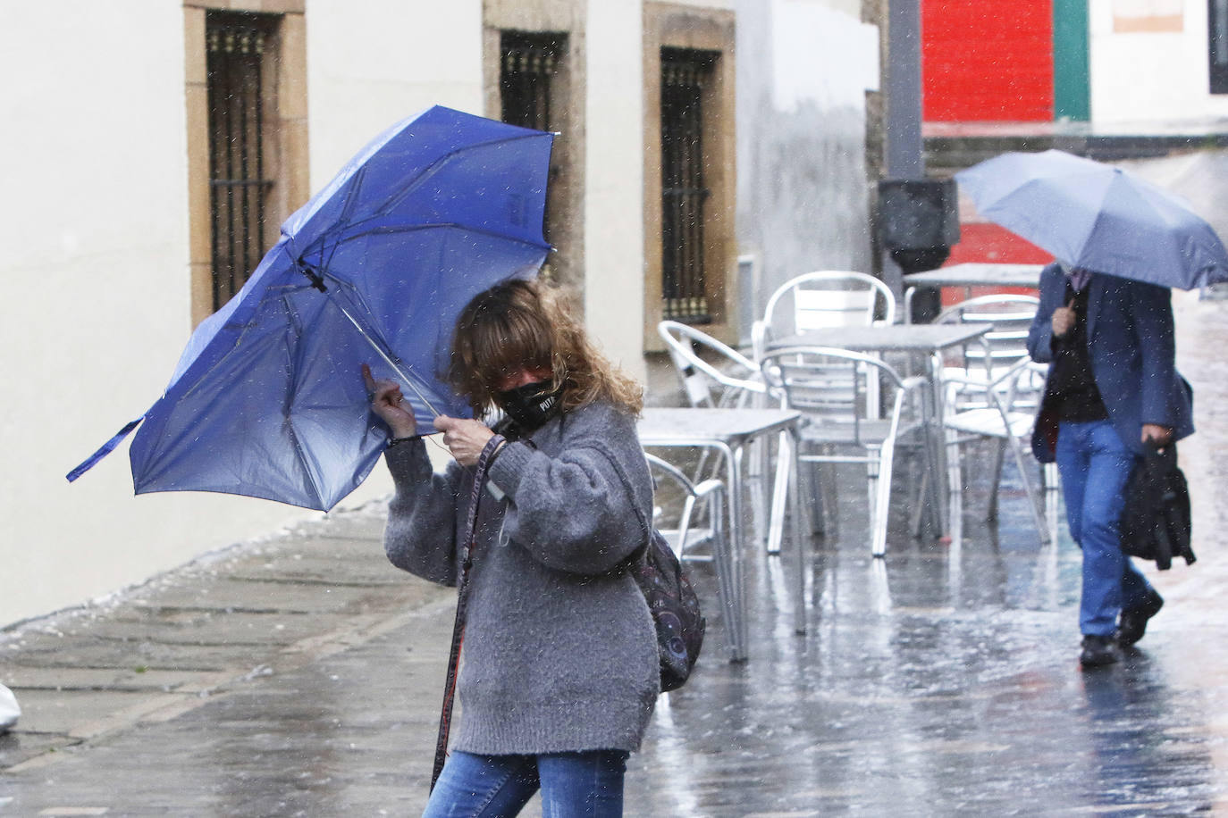 El viento y la lluvia sorprende a los gijoneses