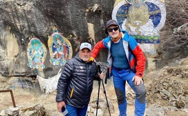 Los montañeros Juanito Oiarzabal y Sebastián Álvaro piden ayuda para salir de Katmandú