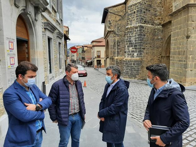 El paso alternativo al argayo de Salas «podría estar en dos meses», afirma Calvo