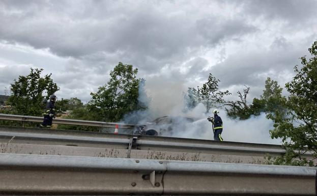 Más de una hora de retenciones en la A-64 a la altura de Parque Principado por el incendio de un coche