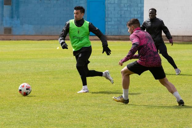 Real Avilés | Luis Rueda persiste en el ensayo de las acciones a balón parado