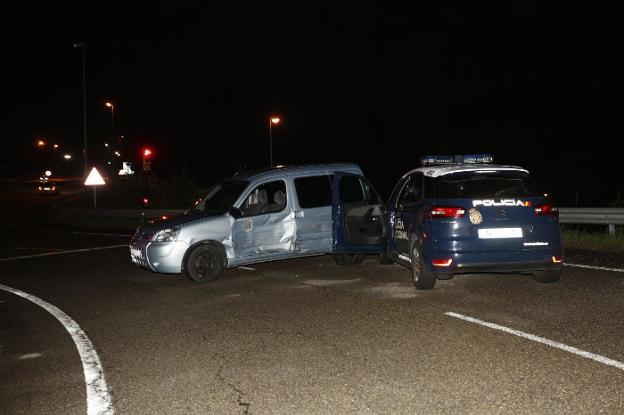 Heridos en un accidente de tráfico dos policías y la mujer a la que perseguían para evitar su suicidio